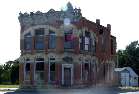 The front of a former bank in Lebanon, Kansas