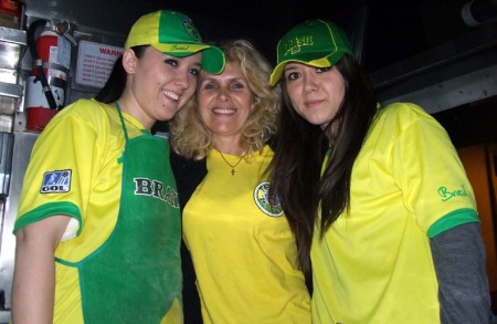 Ilse Marques (center) with daughters Jackie and Julie