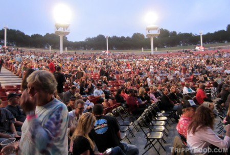 Pacific Amphitheatre fills up for the BÖC/Kansas show