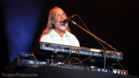 Singer and keyboardist Steve Walsh, grayer but still hitting the note