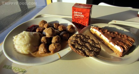Meatballs, knäckebröd, tårta chokladkrokant and lingonberry drink