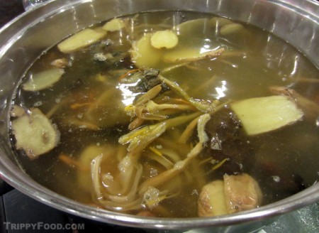 Black chicken w/winter worm and summer grass flower soup