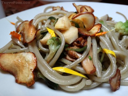 Vegan noodles with sunchoke and chanterelles